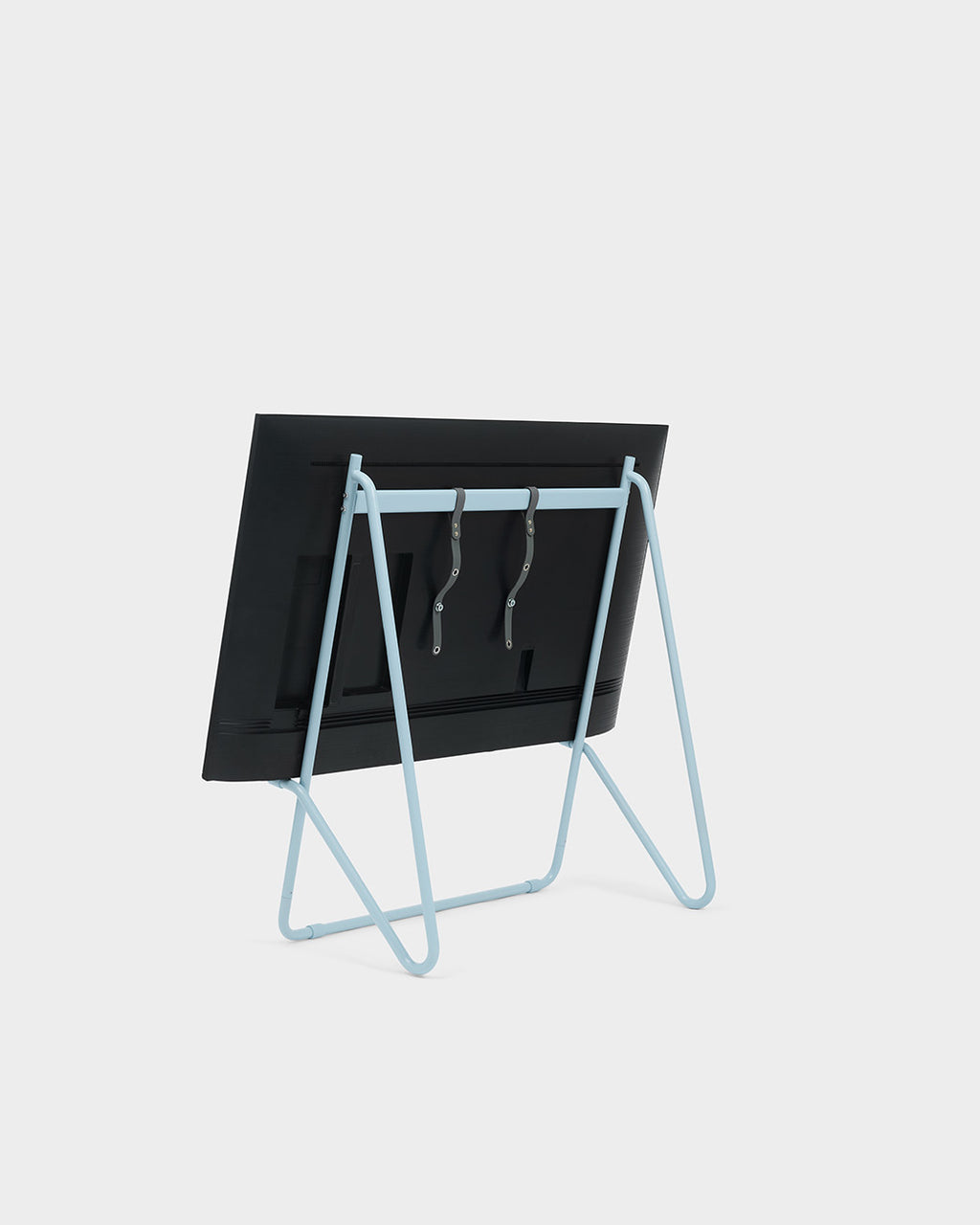 Bloom in Powder Blue (Stands Low) im Studio von hinten, hellblauer Metallrahmen mit montiertem TV und Kabelhaltern