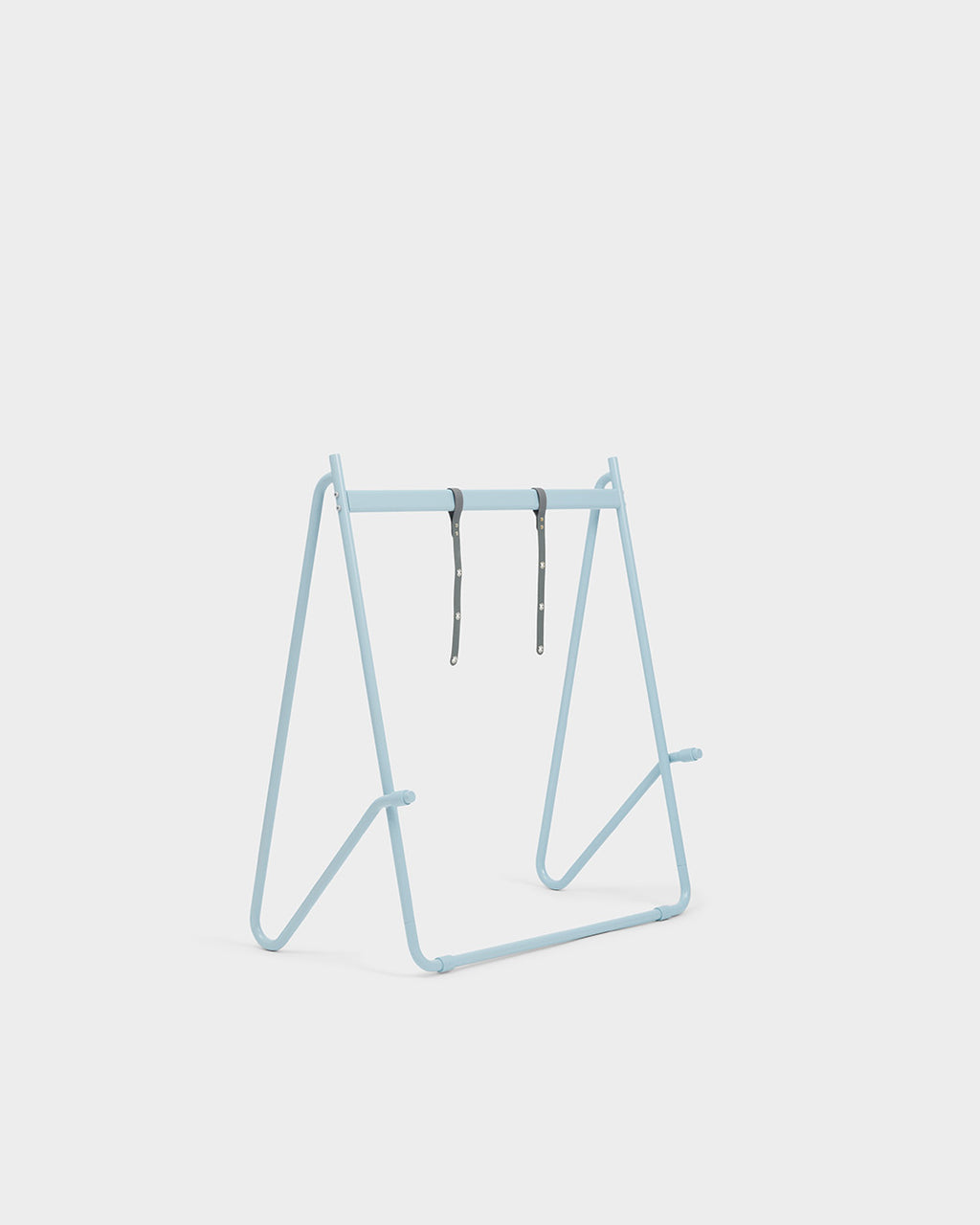 Bloom in Powder Blue (Stands Low) im Studio, Seitenansicht des A-Rahmens mit grauen Lederriemen an der Querstange
