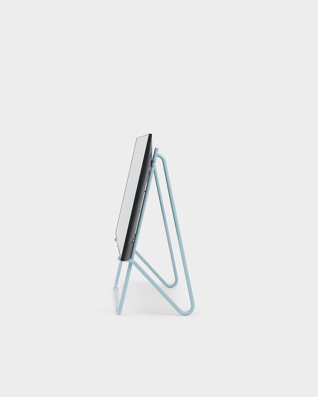 Bloom in Powder Blue (Stands Low) im Studio-Packshot, Seitenansicht mit schmalem Drahtgestell und montiertem Display
