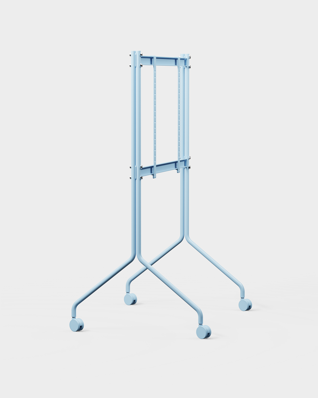 Mobiler Moon Tall TV-Ständer in Powder Blue, schräge Studioansicht mit montiertem Flachbild-TV und Lenkrollen